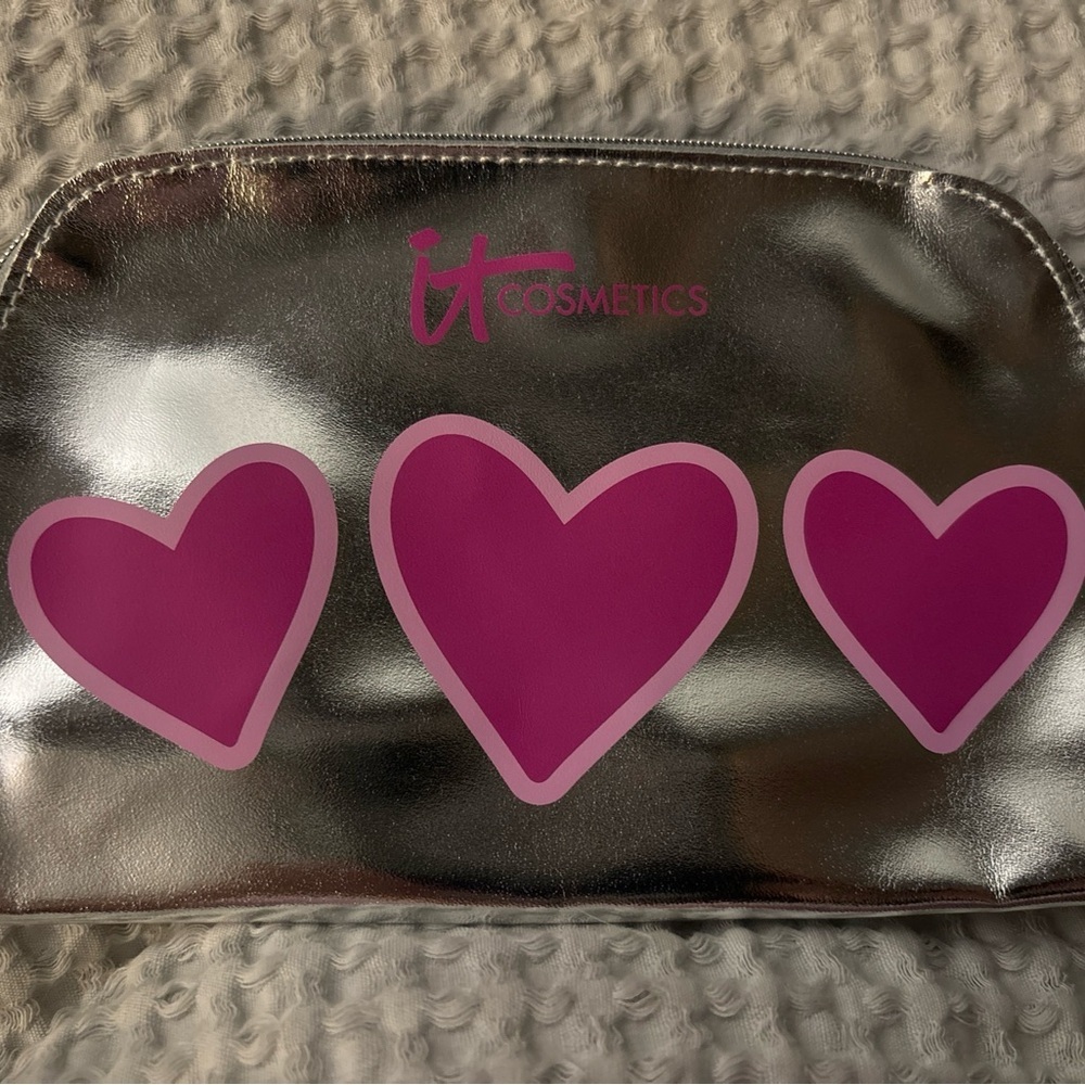 It Cosmetics Valentines Day Shiny Silver hearts makeup cosmetic bag Pouch‎